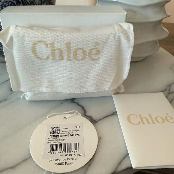 Chloe SMALL ALPHABET TRI-FOLD IN GRAINED
LEATHER - Picture 9 of 9